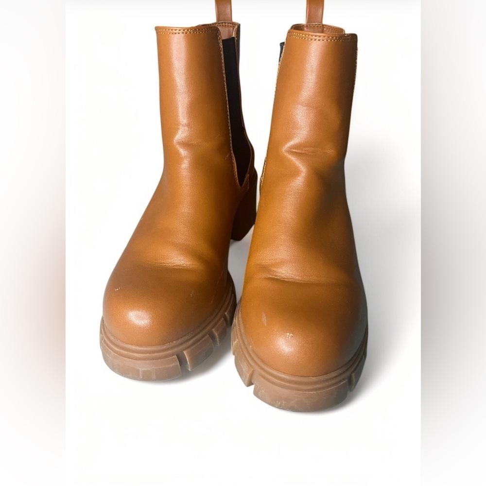 Madden Girl Womens Pheobe Leather Lug Sole Chelsea Boots - Picture 3 of 8